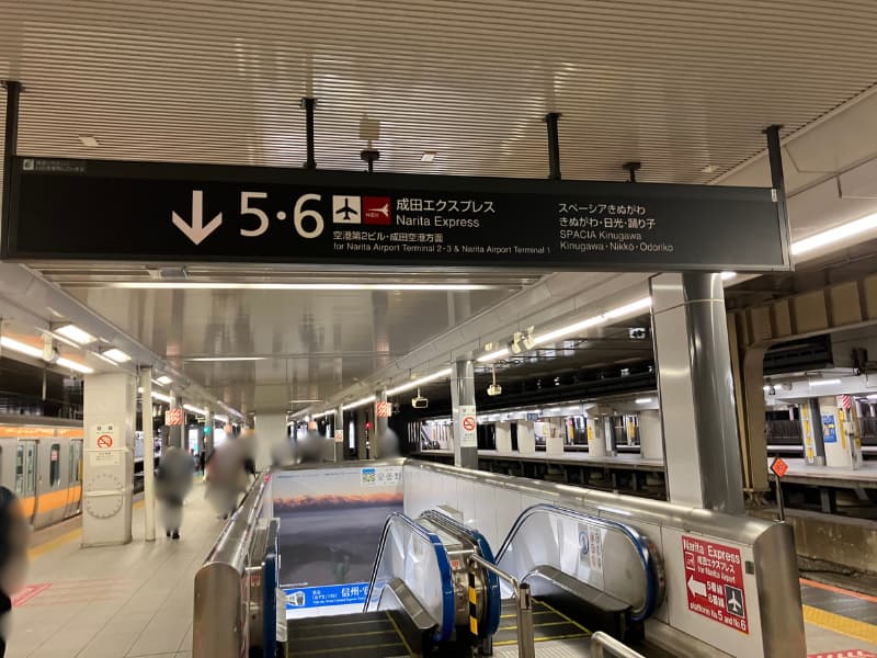 新宿駅の５番６番ホームへのエスカレーター